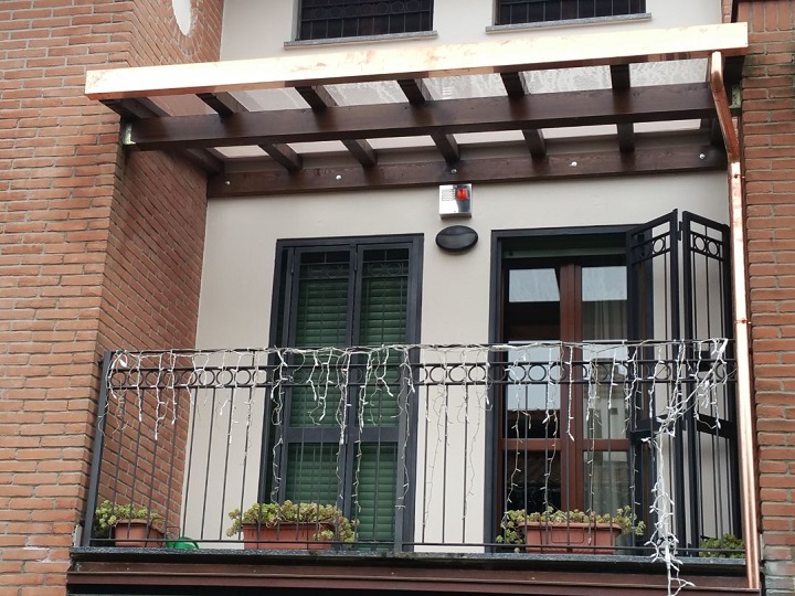 TETTOIA IN LEGNO E POLICARBONATO